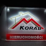 Tablica z plexi podświetlana