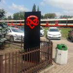 Pylon z matowego dibondu, świecące logo.
